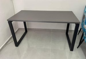 שולחן משרדי רגל חלון