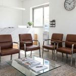 עיצוב פינת המתנה לעסק איך כיסא נכון משפיע על המוניטין שלכם